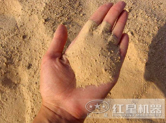 还有没变的小石子夹在砂子中