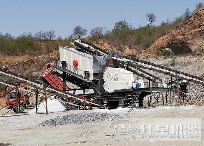 两台车载破碎一体机组成的花岗岩生产线刚刚完成阵地转移